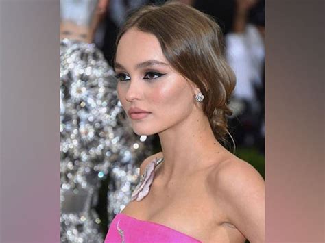lily rose depp reveals why she avoids addressing her father johnny depp s controversies