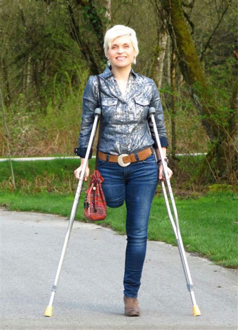 Девушки на костылях Amputee Woman On Crutches 2 Page