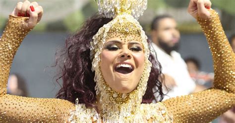 Viviane Araujo mostrou muito samba no pé para esquenta do carnaval Purepeople