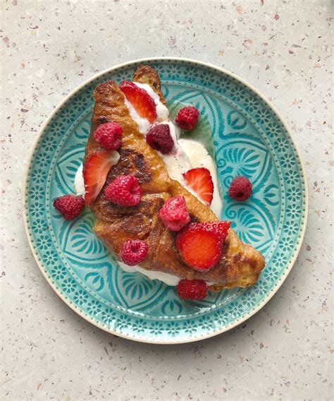 Strawberry shortcake croissants with homemade whipped cream. Croissant French toast - TasteBazaar.ro | Croissant french ...