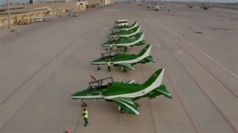شاهد فريق الصقور السعودية للعروض الجوية يشارك في معرض دبي للطيران