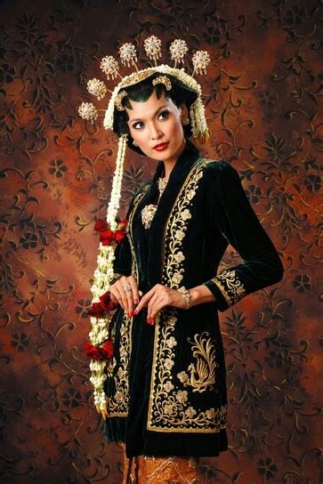 Pakaian adat jawa memiliki banyak model. Koleksi Model Kebaya klasik Jawa dengan design modern terlihat lebih istimewa dan elegan ...