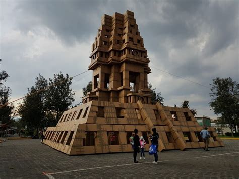 Ciudadanos Construyen Una Pirámide Monumental De Cartón Y Cinta En Tláhuac
