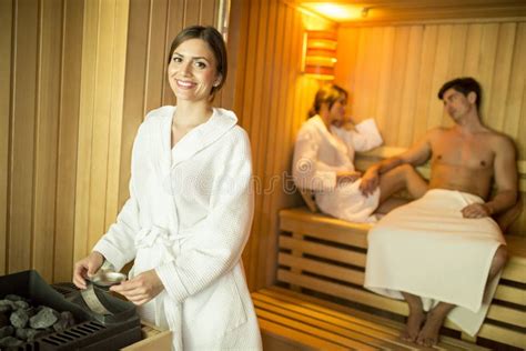 Les Jeunes Dans Le Sauna Photo Stock Image Du Bench