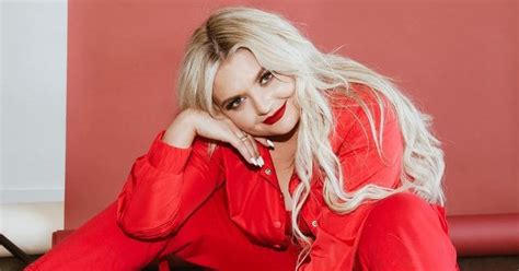 taylor grey on how her new single back to bite reminisces the early 2000s while talking about
