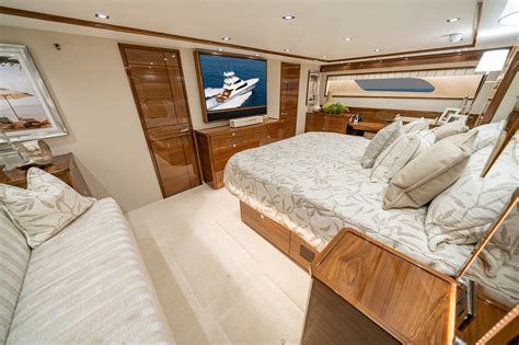 Viking Yachts 90 Convertible 90c