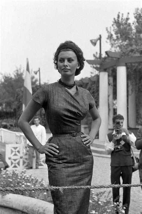 Sophia Lorens Iconic Style In Photos Sophia Loren Photo Sophia