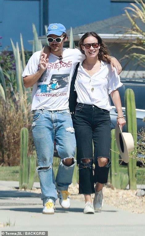 Harry Styles And Olivia Wilde Pack On The Pda While Taking A Stroll In La Daily Mail Online