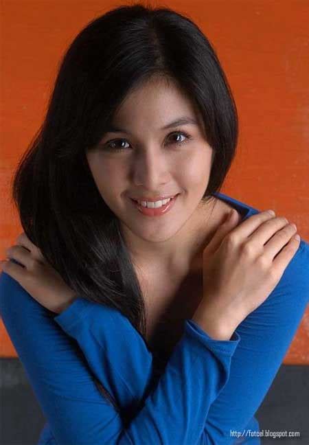 The Beautiful Sandra Dewi In A Blue T Shirt Menghibur Hati Membuka