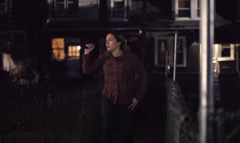 A detective in a small pennsylvania town investigates a local murder while trying to keep her life from falling apart. Mare of Easttown - Simply Kate Winslet