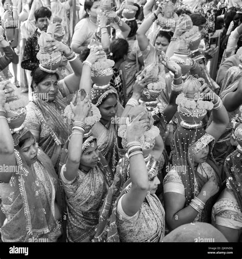 Delhi India April 03 2022 Women With Kalash On Head During Jagannath Temple Mangal Kalash