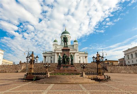 Helsingfors Domkyrka Och Statyn Av Tsar Alexander II Fotografering för