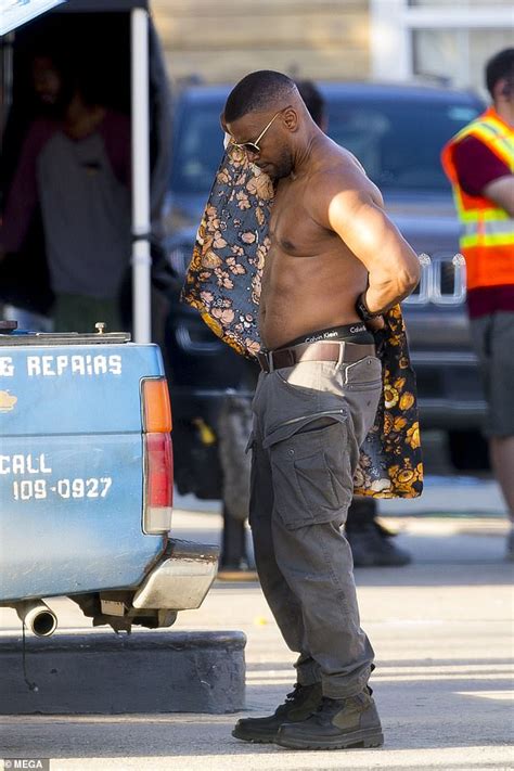 Jamie Foxx Shows Off His Muscular Physique After Push Ups On The Set Of
