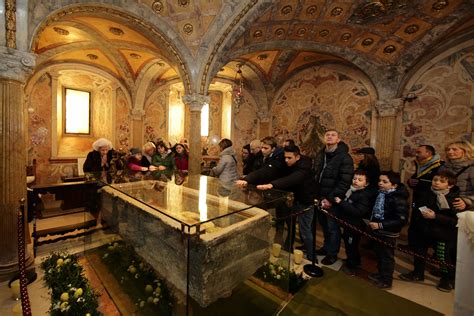 Viene venerato come santo dalla chiesa cattolica. SAN GEMINIANO/ 2 - IN CORTEO CON OLIO E CERI PER IL ...