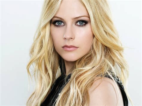 Hollywood Model Avril Lavigne Latest Hq Wallpaper Style Picture Gallery