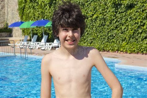 De Gelukkige Jongen Is In Het Zwembad Stock Afbeelding Image Of Knap