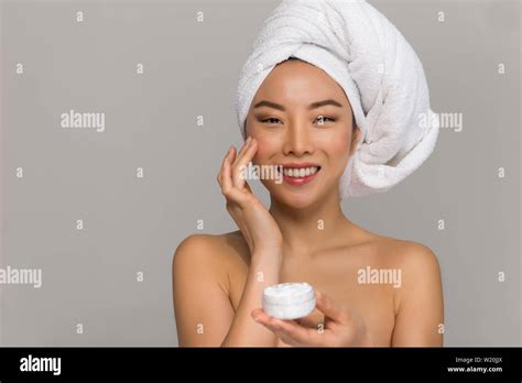 Belle Asiatique Beauté Femme Portraits Chinese Girl Debout Devant Le Miroir Et Prendre Soin De