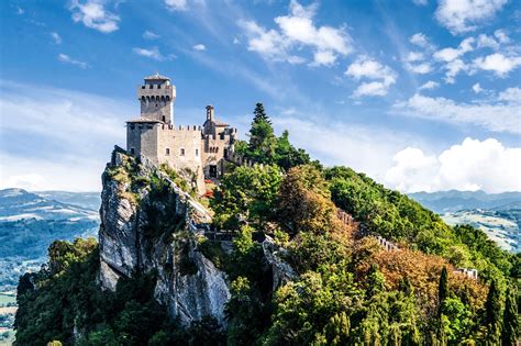 San marino, small republic on the slopes of mount titano that is surrounded on all sides by the republic of italy. San Marino: Eine Region voller Historie | Urlaubsguru