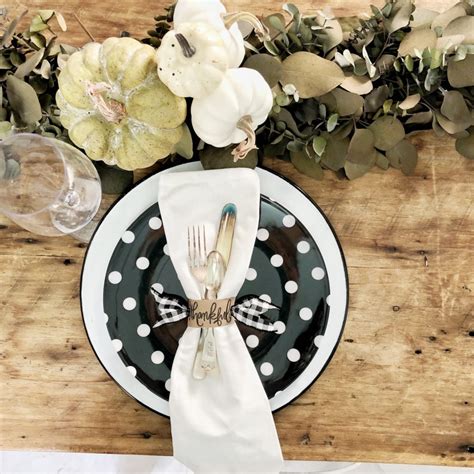 They're easy and inexpensive to make, and these rhinestone napkin rings sparkle with fall color and style. Fall DIY Series - Week 3 Napkin Rings - The Pickled Rose