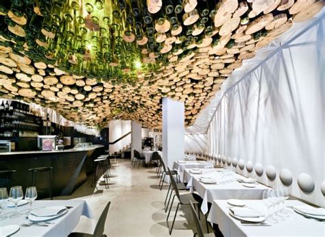Faux Plafond Design Abritant Un Restaurant De Grillades En Espagne