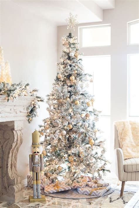 21 Beautiful Silver Christmas Tree Decoration Ideas