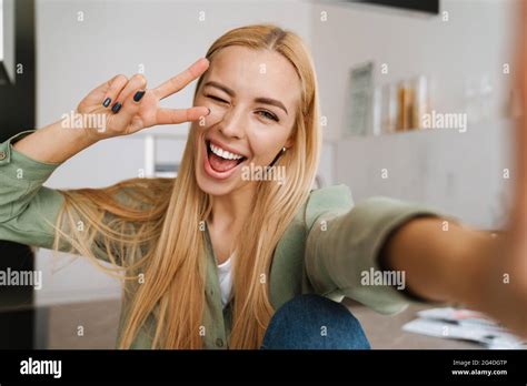 Fröhliche Blonde Frau Die Ein Friedenszeichen Zeigt Während Sie Zu Hause Ein Selfie Foto Macht