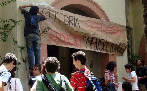 Estudantes da PUC SP invadem a reitoria Educação iG