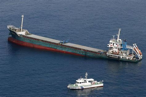 Foto Berita Foto Kapal Tanker Jepang Tabrak Kapal Kargo China Oli Bocor