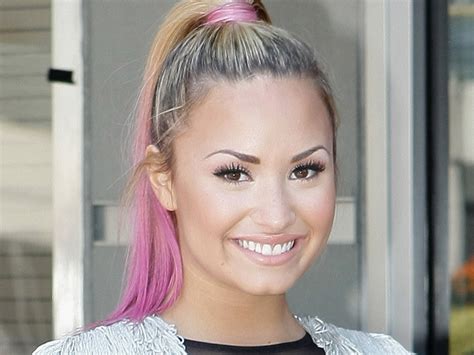 Demi Lovato Shows Off New Pink Hair Cbs News