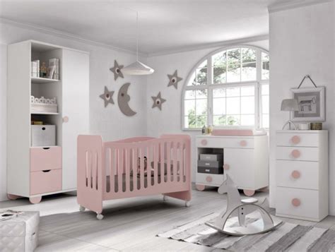 Une chambre adorable en rose avec tapis gris et jolie déco florale. Chambre bebe rose pale et gris - Idées de tricot gratuit