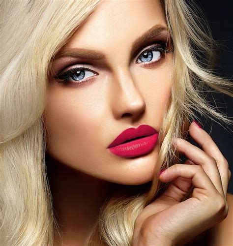 Retrato de glamour sensual da senhora modelo linda mulher loira com maquiagem brilhante e lábios