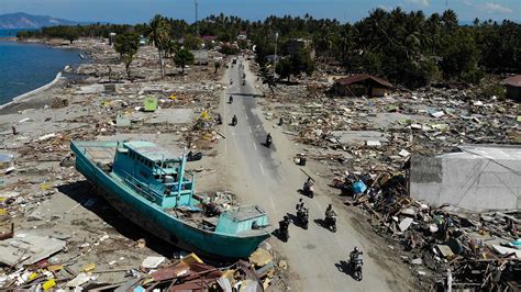 Tsunami en indonesia deja hasta el momento 429 muertos y 154 desaparecidos. Indonesia Emergency | Tsunami victims will need physical ...