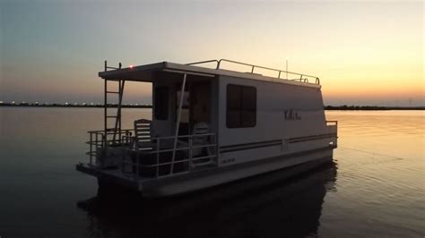 The Lil Hobo This Trailerable Houseboat Roams Wherever The Wind Blows Houseboat Magazine