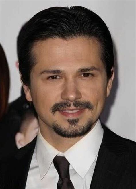 A goatee beard features a tuft of longer hair around the chin and shorter strands along the rest of the jaw. Pin von Alfred Scholz auf Goatee | Rundes gesicht ...