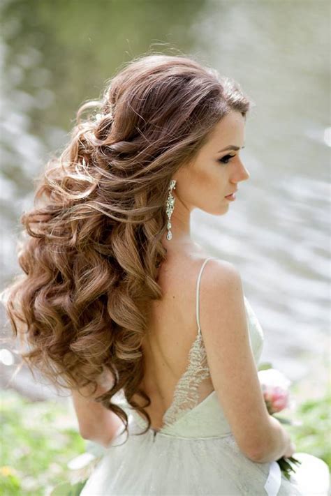 With wedding hairstyles for long hair you can really unleash your fantasy and try the most beautiful braided patterns, sleek glossy waves, glazed curls or asymmetrical details. Wedding Hairstyles for a Gorgeous Wavy Look - MODwedding