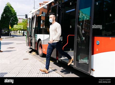 Gente Bajando Del Bus Fotografías E Imágenes De Alta Resolución Alamy