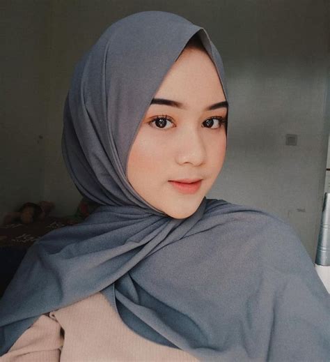 Gantungan ini digunakan untuk mengeringkan pakaian setelah dicuci. Gambar mungkin berisi: satu orang atau lebih dan dekat | Wanita, Gambar, Gadis cantik