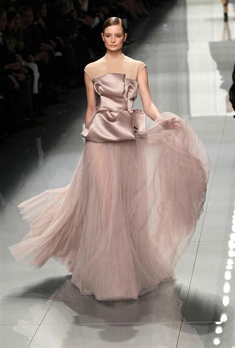 Visualizza altre idee su abito guarda la sfilata di moda christian dior a parigi e scopri la collezione di abiti e accessori per la stagione abiti da sera primavera estate 2015: Paris Fashion Week 2012: la principessa Dior per l'autunno ...