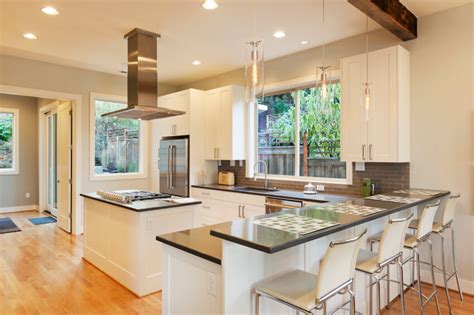 The off white cabinets of the kitchen bounce of the warm white undershelf lights of the kitchen and bring out a soft glow in the space. 32 Spectacular White Kitchens with Honey and Light Wood ...