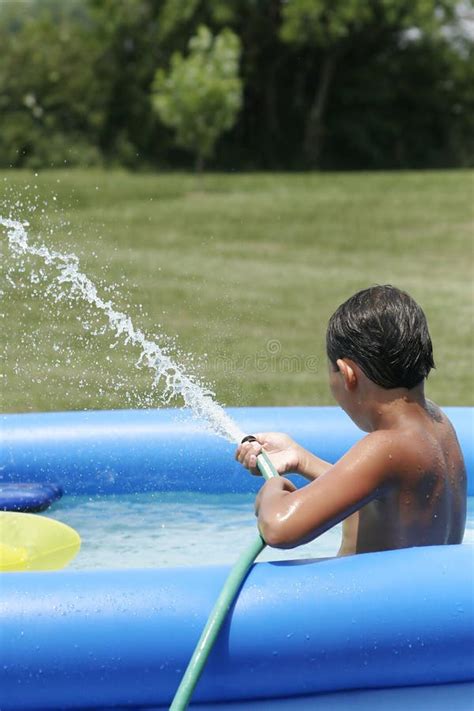 Big Squirt 库存图片 图片 包括有 孩子 玩具 浸泡 游泳 飞溅 作用 棕褐色 水管 146011