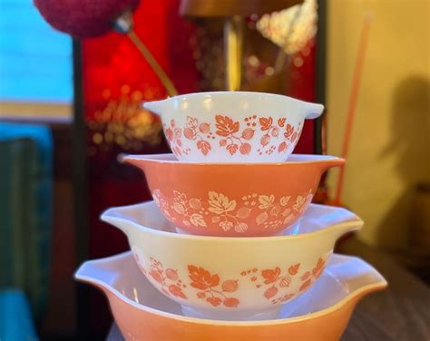 Vintage Rare Pyrex Pink Gooseberry Cinderella Handle Mixing Bowl Set