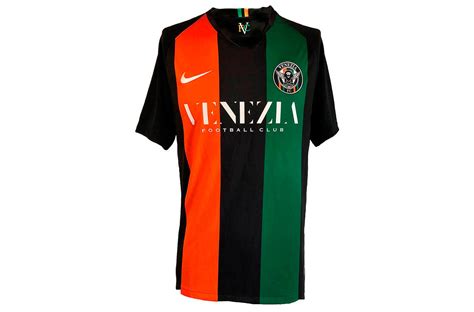 Recoba, vieri, mancini, prandelli, spalletti e altri grandi nomi del calcio passati in arancioneroverde. Maglia Venezia Calcio 2020 - Serra Presidente