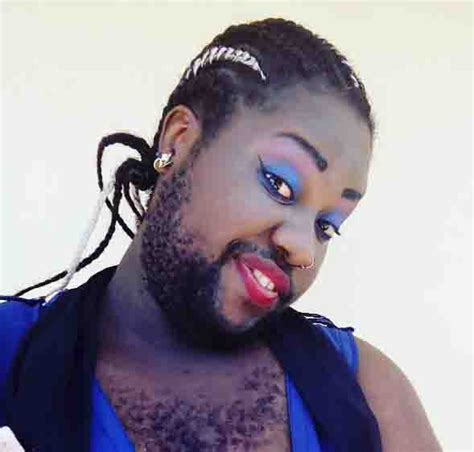 La mujer más peluda de Nigeria publicó fotografías de su escote y barba para probar su