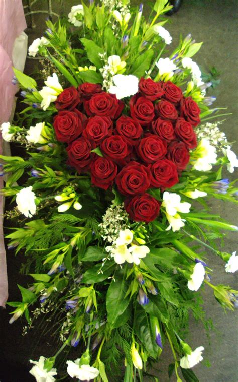 Beautiful Red Roses In A Heart Shape Rosen Arrangements Funeral