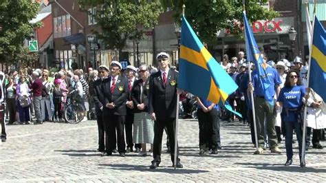 Sverige har världens kanske minst nationshyllande nationalsång. Sveriges Nationaldag 2012 - YouTube