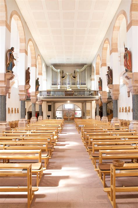 Auf dem immobilienmarktplatz der f.a.z. St. Gereon in Köln-Merheim, Blick auf barocke Orgel ...