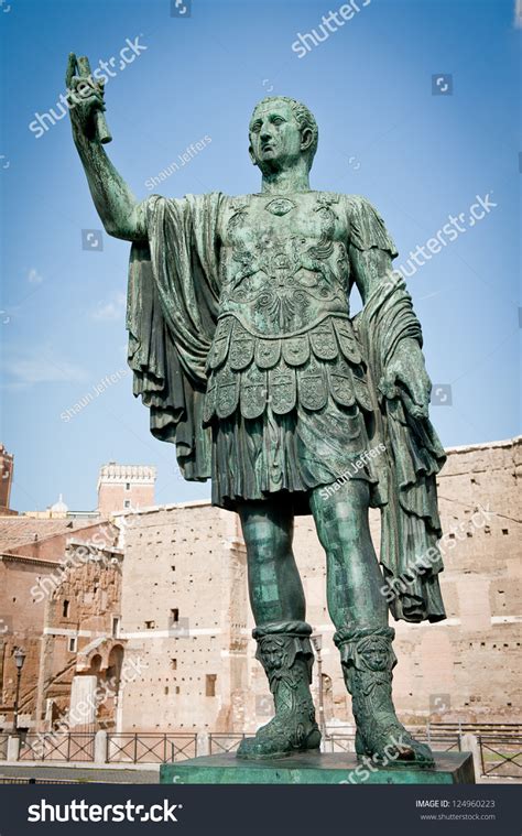 Vollständige Statue Gaius Julius Caesar Rom Stockfoto 124960223