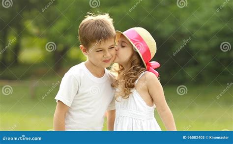 Kleines Mädchen Küsst Den Jungen Auf Der Backe Ist Er Verlegen Und Lächelt Langsame Bewegung
