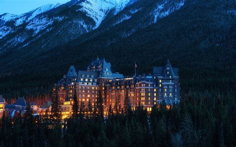 Alberta Parque Nacional Banff Canadá Montañas Hotel árboles Noche
