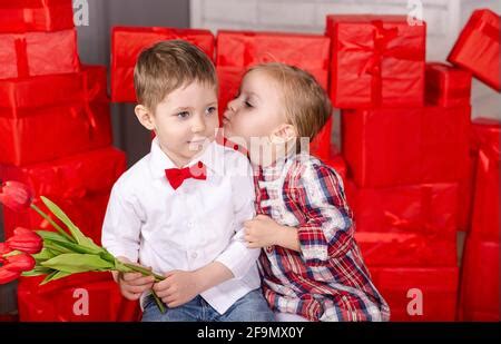 Joli Couple D Enfants Qui S Embrassent Photo Stock Alamy